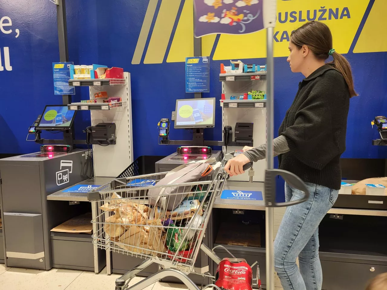 Właściciel sieci Lidl oraz Kaufland opracowała nowy model kas samoobsługowych (fot. Shutterstock)