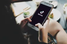 TikTok Shop zyskuje popularność (fot. Shutterstock)