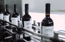 Linia produkcyjna w zakładach Purcari Wineries