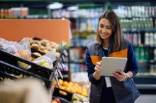 Gen Z pracuje na kilku etatach. Nowy trend w handlu (fot. Shutterstock)