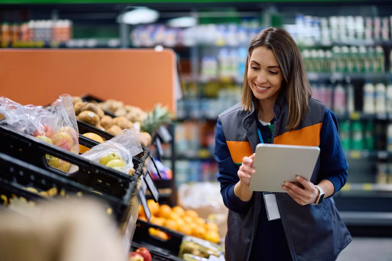 Gen Z pracuje na kilku etatach. Nowy trend w handlu (fot. Shutterstock)