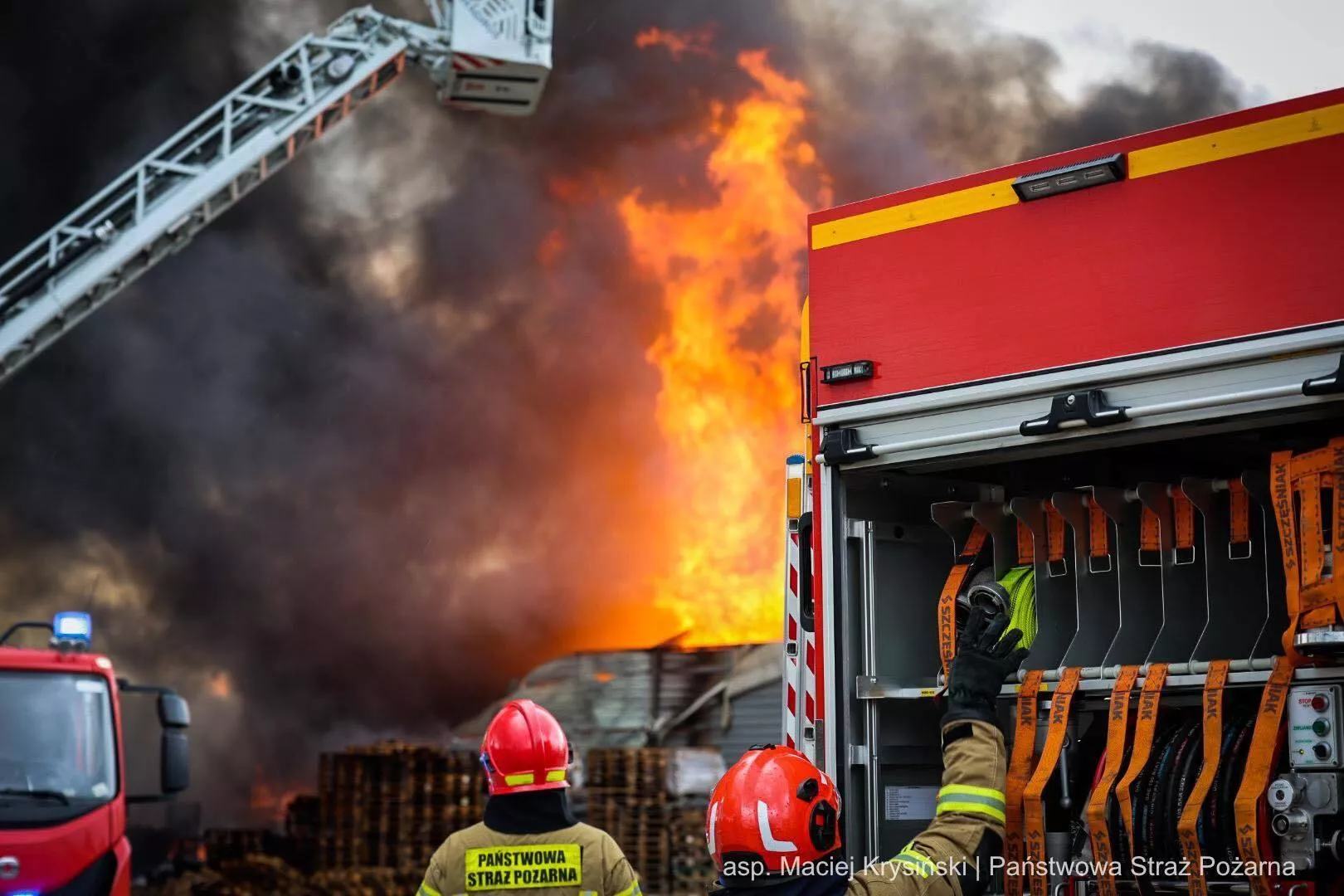 Pożar hurtowni spożywczej. Ogień strawił halę jednego z liderów rynku