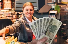 Podwyżki w handlu 2026 - Ile firm podniesie pensje? Analiza rynku (fot. Canva)