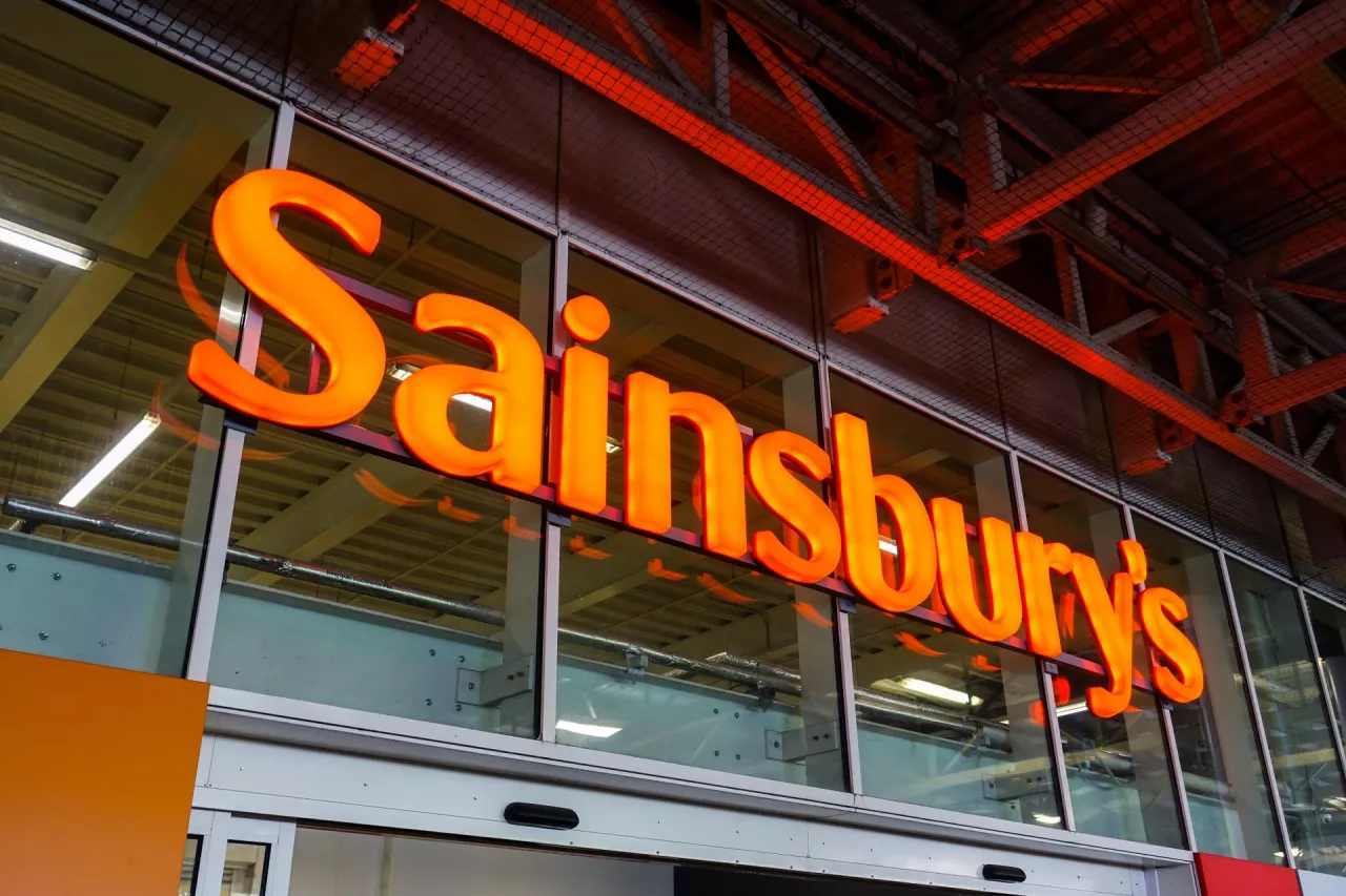Wyciek danych w Sainsbury‘s. Dostawcy zobaczyli wyniki konkurencji (fot. Shutterstock)