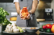 Aż 37 proc. Polaków przyznaje, że zawsze lub prawie zawsze korzysta z promocji na leki OTC i suplementy diety (fot. Shutterstock).