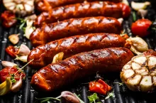 Sezon na kiełbasę rozpoczyna się na długo przed majówką, czyli dokładnie kiedy? (fot. Envato Elements)