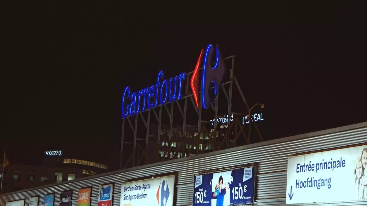 Carrefour pozbywa się dziesiątek sklepów we Francji (fot. Shutterstock)