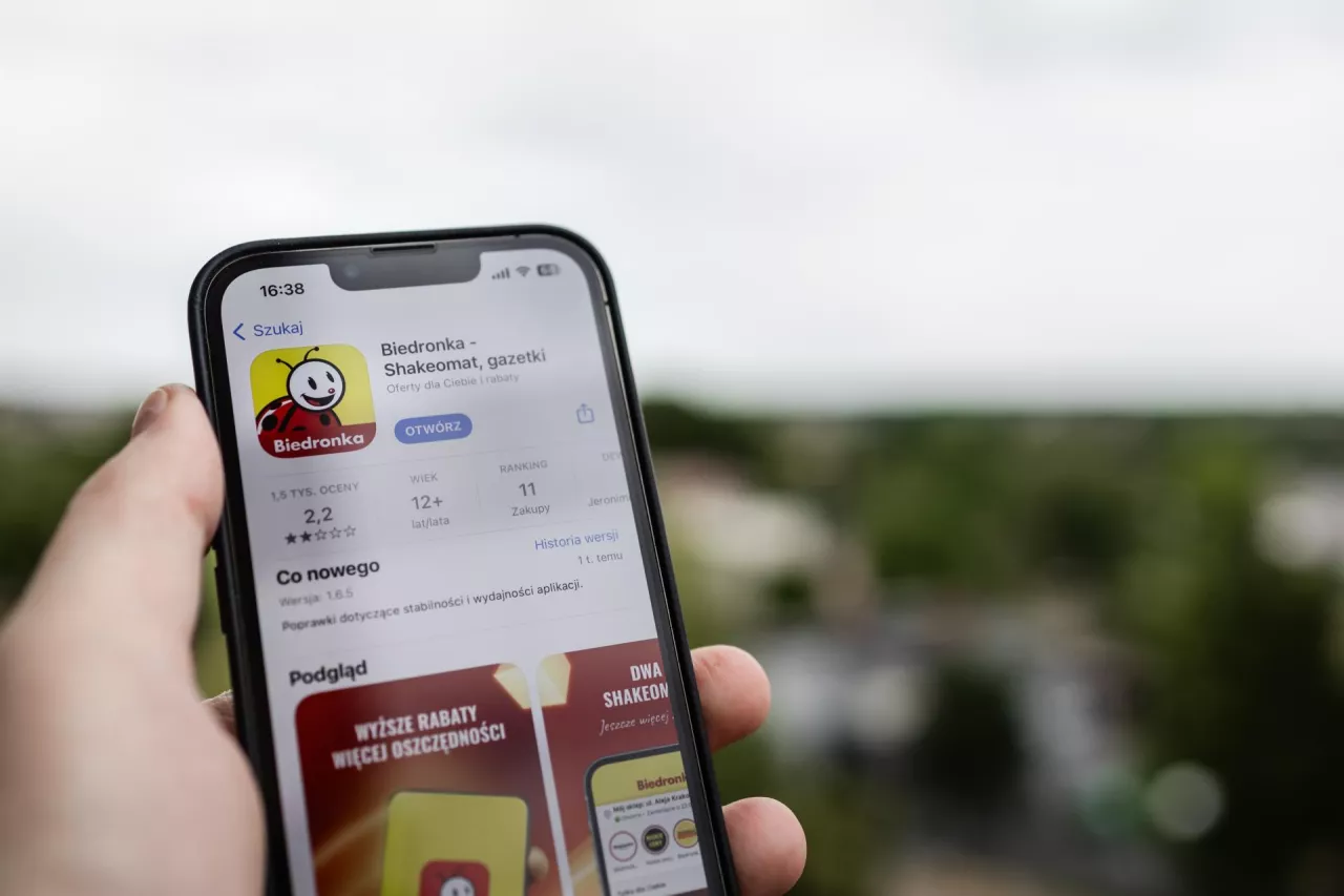 Biedronka zmienia program lojalnościowy. Bez aplikacji część rabatów przepadnie (fot. Shutterstock)