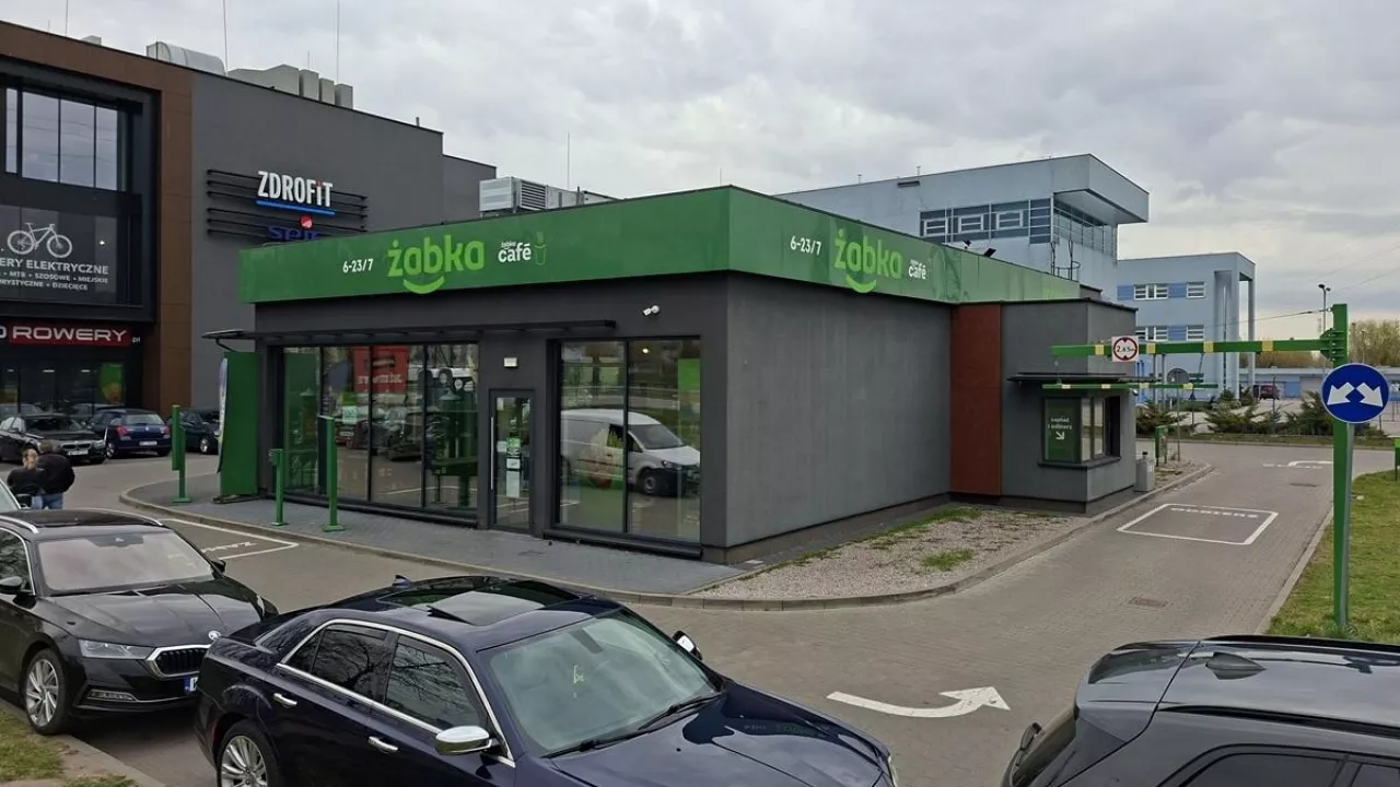 Na zdj. Żabka Drive w Piasecznie, kwiecień 2026 r. (fot. wiadomoscihandlowe.pl)