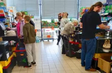 Podatek handlowy płacony jest przez duże sieci, a w praktyce - przez klientów przy sklepowej półce (fot. Magda Wygralak/Shutterstock)