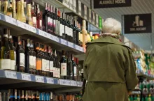 Ważą się losu alkoholowego rynku w Polsce. Przeciwnicy domagają się całkowitego zakazu reklamy, nawet reklam piwa 0%(fot. wiadomościhandlowe.pl)