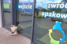 Awaria butelkomatu czasem powoduje porzucenie opakowań w dowolnym miejscu przy sklepie (fot. Wiadomości handlowe/Katarzyna Pierzchała)