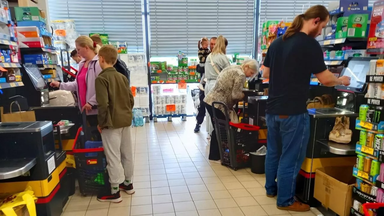 Podatek handlowy płacony jest przez duże sieci, a w praktyce - przez klientów przy sklepowej półce (fot. Magda Wygralak/Shutterstock)
