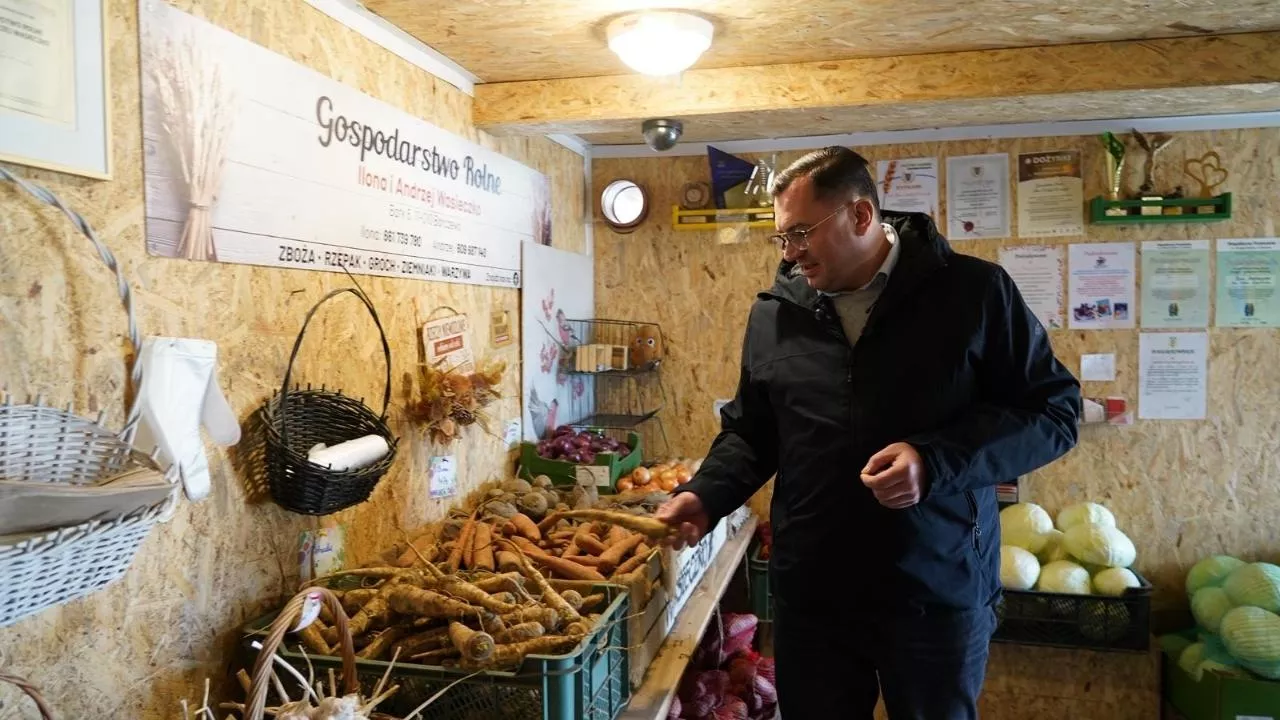 Na zdjęciu Minister Stefan Krajewski w Gospodarstwie Ilony i Andrzeja Wasieczko (fot. MRiRW)