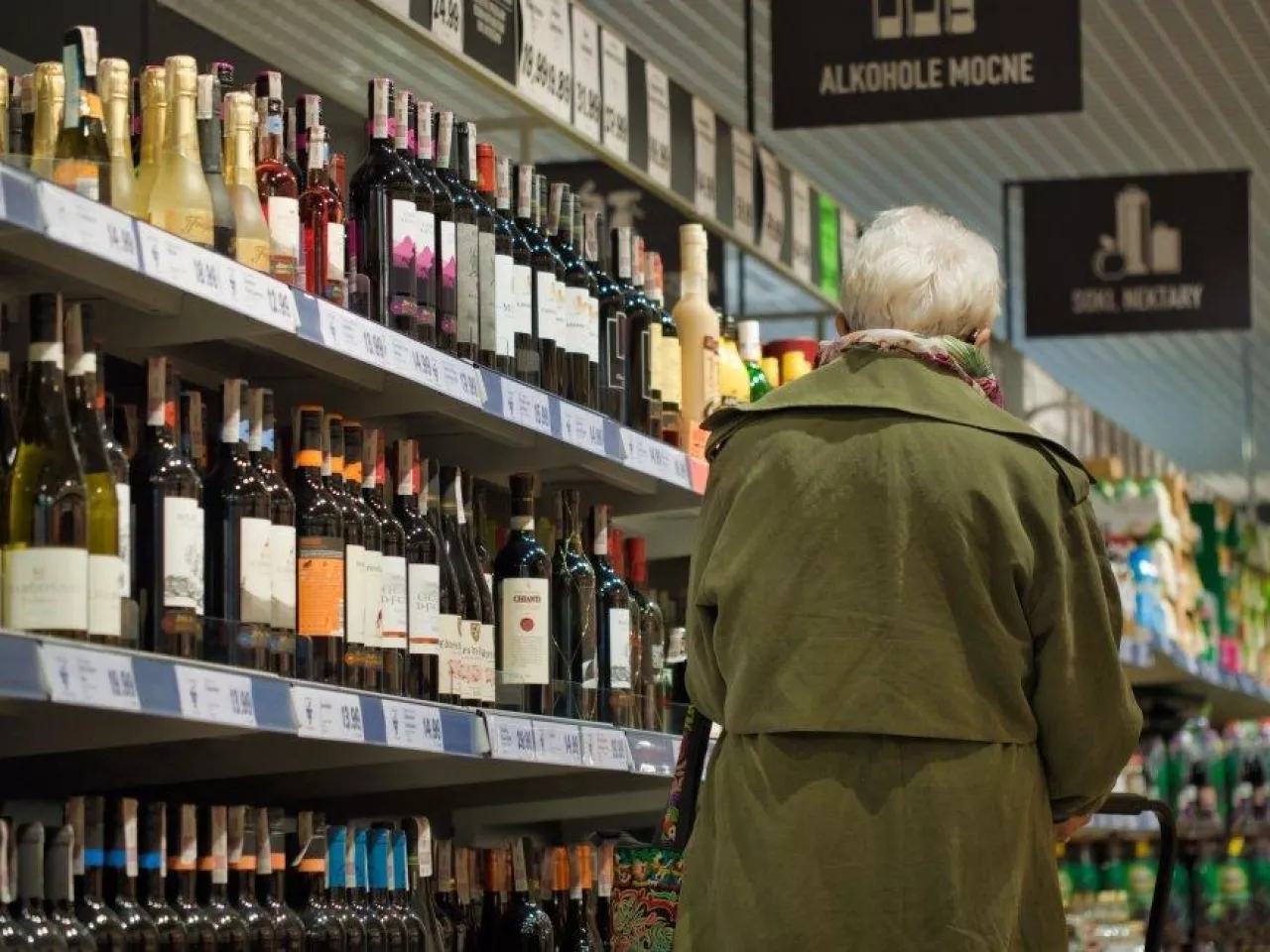 Ważą się losu alkoholowego rynku w Polsce. Przeciwnicy domagają się całkowitego zakazu reklamy, nawet reklam piwa 0%(fot. wiadomościhandlowe.pl)