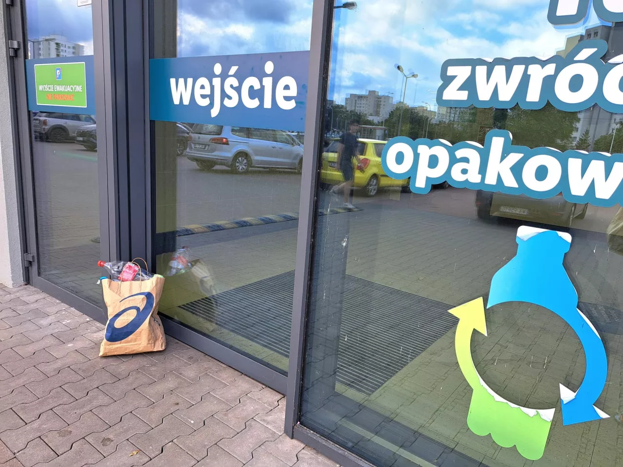 Awaria butelkomatu czasem powoduje porzucenie opakowań w dowolnym miejscu przy sklepie (fot. Wiadomości handlowe/Katarzyna Pierzchała)