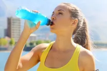 Polacy coraz częściej sięgają po rozmaite napoje funkcjonalne (fot. Shutterstock)