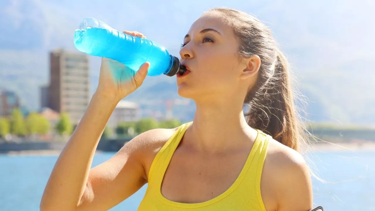 Polacy coraz częściej sięgają po rozmaite napoje funkcjonalne (fot. Shutterstock)