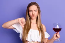 Generacja Z bardzo rzadko sięga po napoje alkoholowe (fot. Shutterstock)