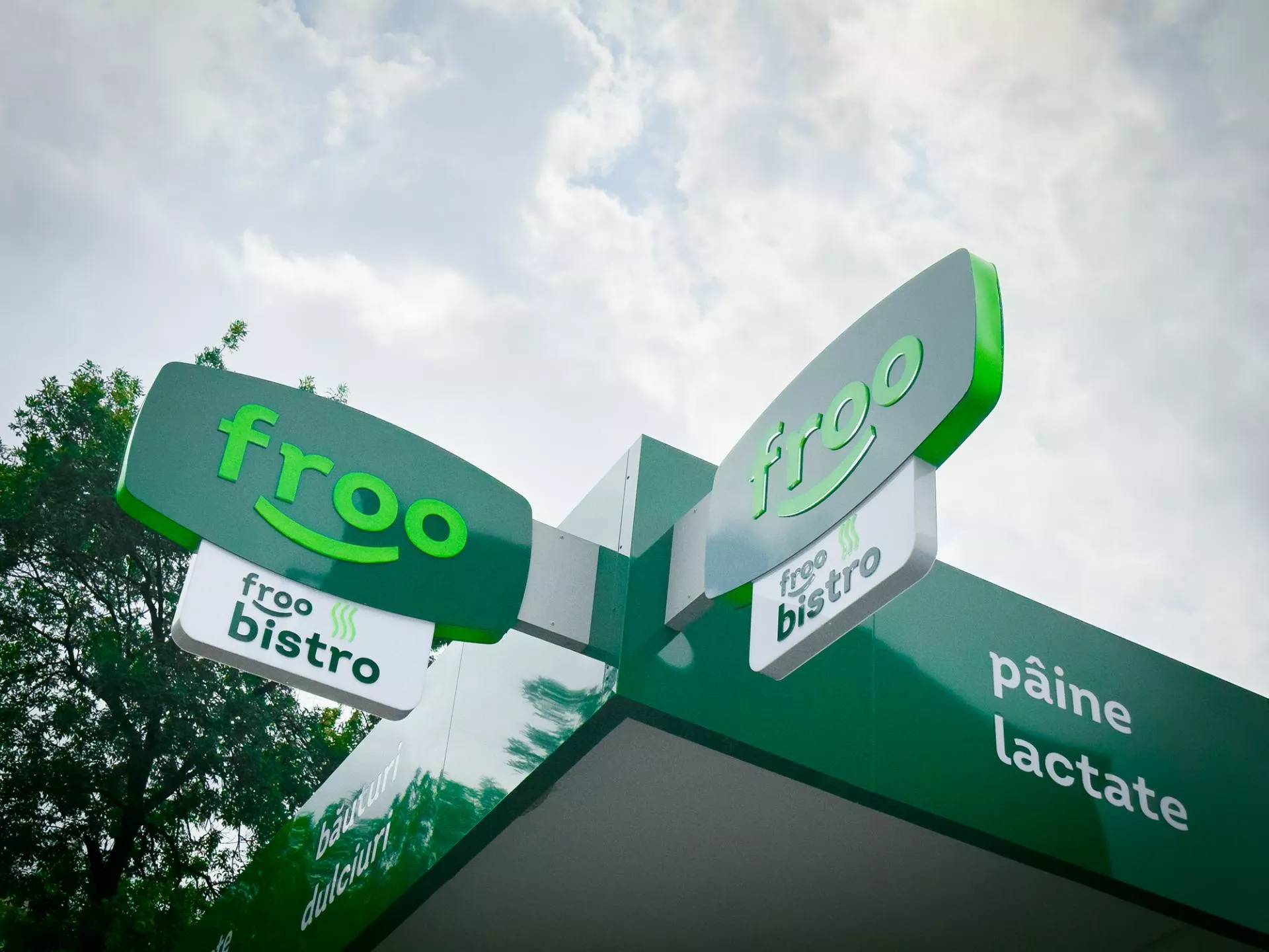 Rumuńska Żabka rośnie w siłę. Froo z usługami kurierskimi