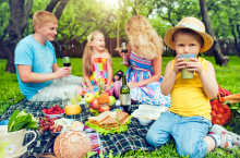 Cechy majówki 2026: skromne budżety i krótkie wyjazdy (fot. Canva)