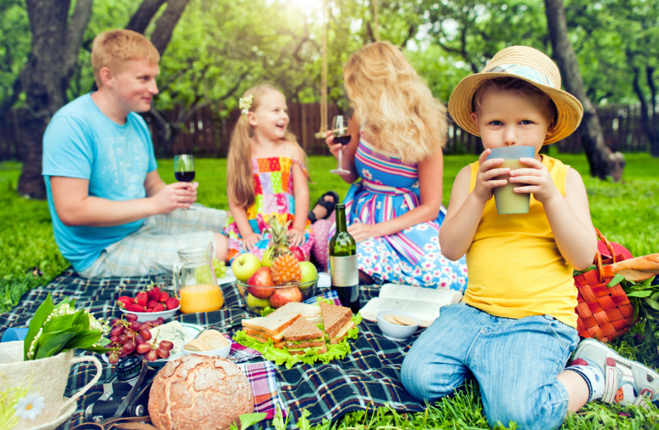 Cechy majówki 2026: skromne budżety i krótkie wyjazdy (fot. Canva)