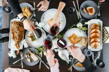 Deklaracje Polaków dot. wydatków na alkohol w Wielkanoc na ogół pokrywały się z rzeczywistością (fot. Shutterstock)