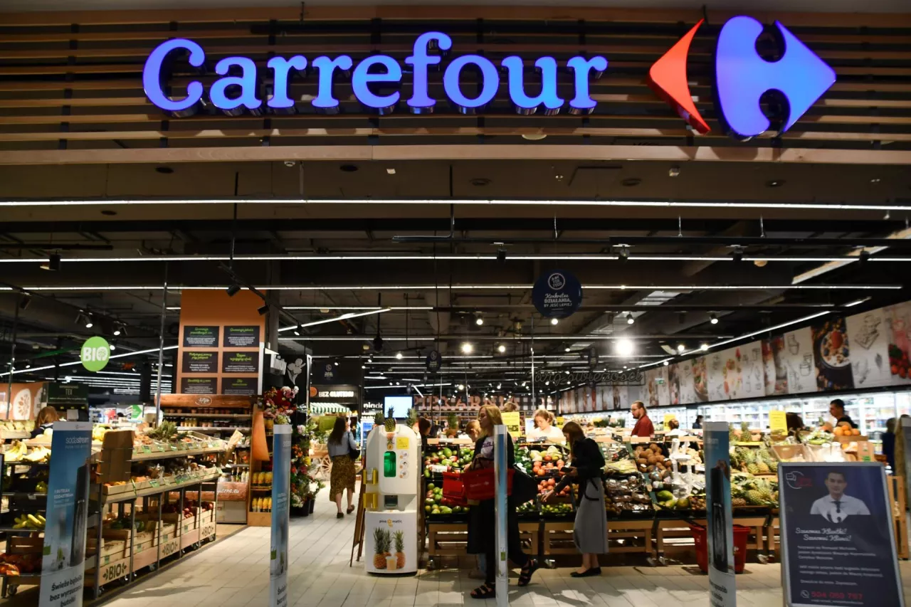 Sklep Carrefour w Warszawie (fot. Ritu Manoj Jethani/Shutterstock)