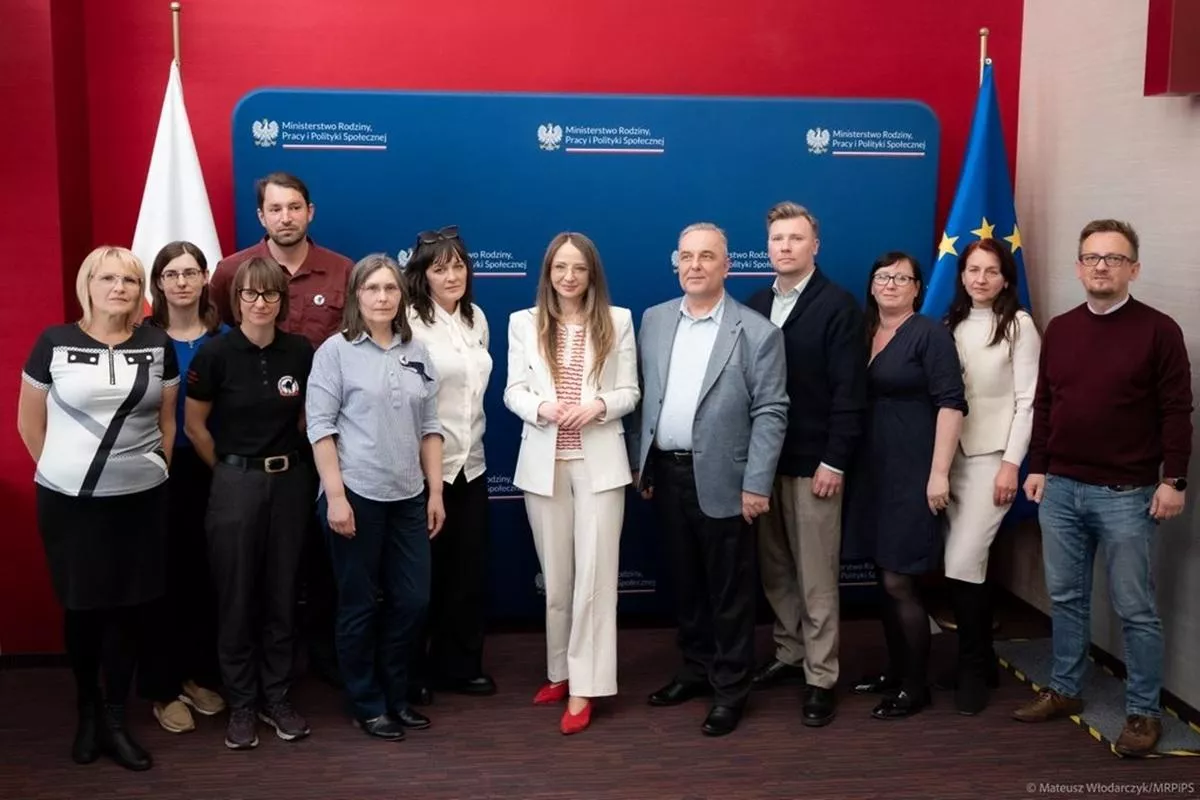 Ministra pracy spotkała się z pracownikami Biedronki i Dino. Co im obiecała?