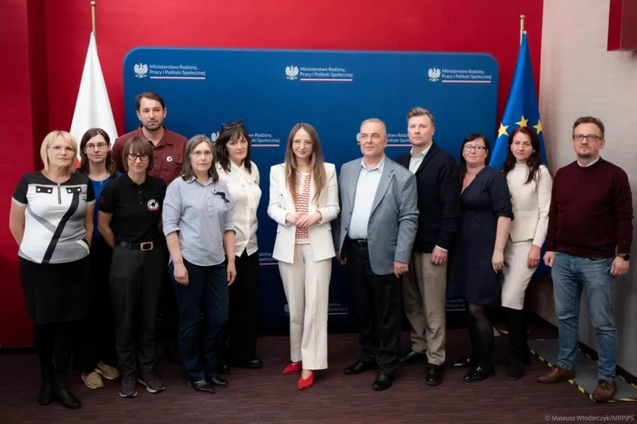 Agnieszka Dziemianowicz-Bąk z przedstawicielami związków zawodowych (fot. Mateusz Włodarczyk/MRPiPS)