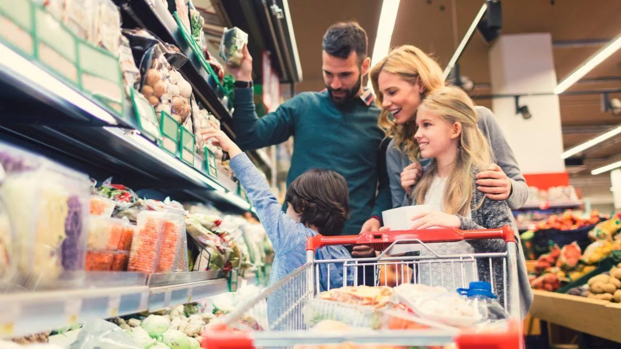 Niedziela handlowa 26 kwietnia: Zobacz godziny otwarcia Biedronki, Dino, Lidla i Żabki