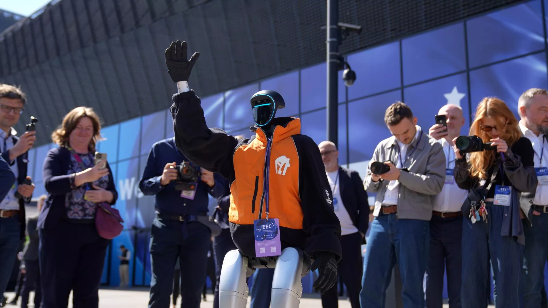 Humanoidalny robot został... kurierem Pyszne.pl