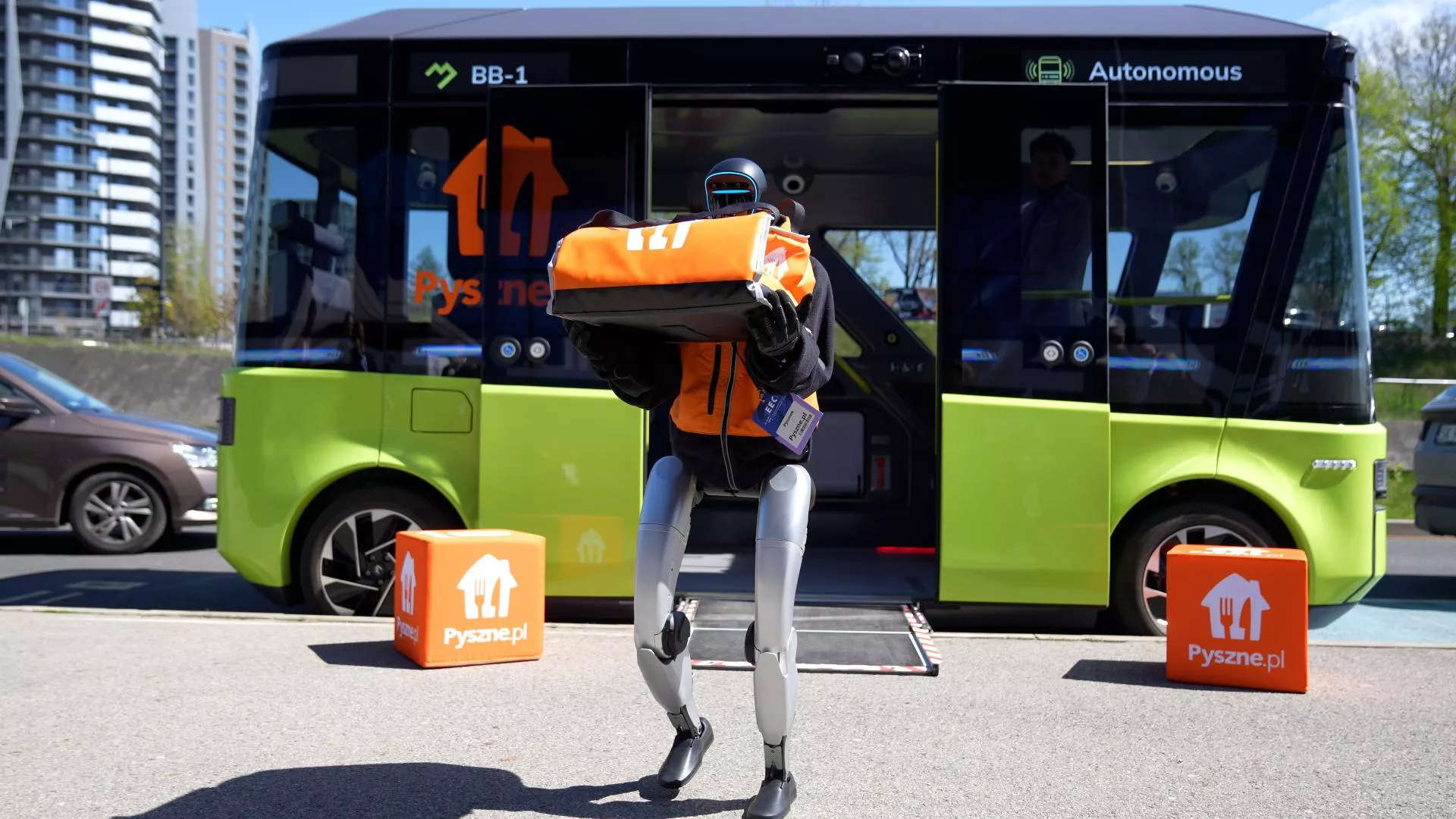 Humanoidalny robot dostawcą pizzy. Przyjechał autonomicznym busem. Tak będą wyglądać dostawy przyszłości?