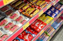 Batony to największa kategoria rynku słodyczy impulsowych (fot. Inga Fortuna/Shutterstock)