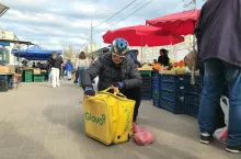 Na zdj. kurier Glovo w Kijowie (fot. Doroznik/Shutterstock)