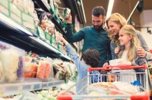 Niedziela handlowa 26 kwietnia 2026. Godziny otwarcia sklepów? (fot. Canva)