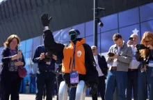 Robot humanoidalny Pysznek od Pyszne.pl dostarczył pizzę uczestnikom EKG w Katowicach (fot. mat. prasowe)