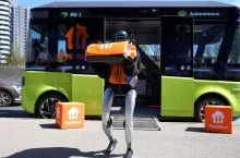 Robot dostarcza pizzę z Pyszne.pl (fot. Pyszne.pl)