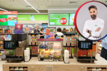 Jakub Malec, Group Sustainable Food System Manager w Grupie Żabka wyjaśnia, jak lepiej dopasować ofertę do popytu oraz ograniczać straty (fot. Grupa Żabka)