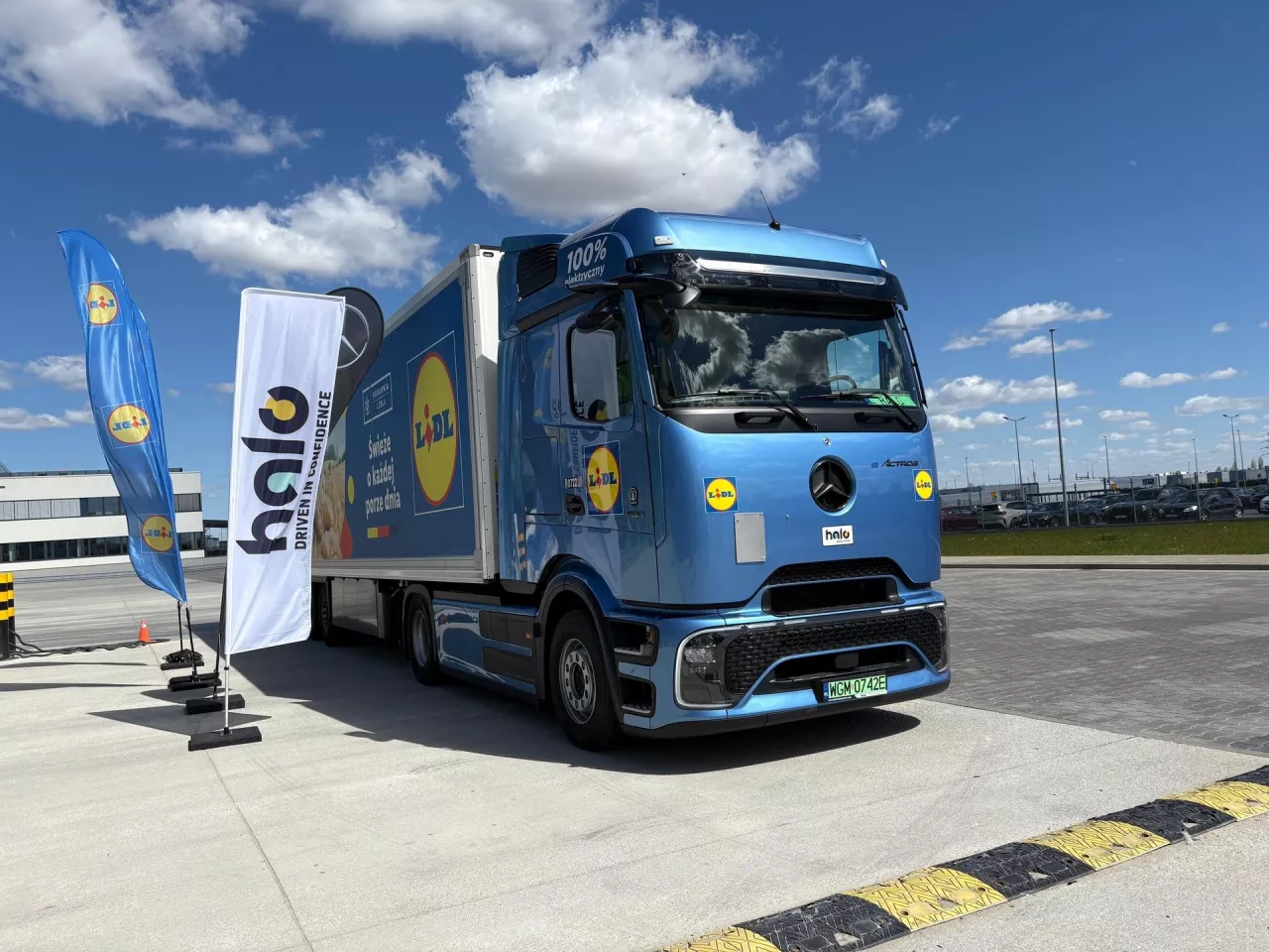 Elektryczny Mercedes eActros w centrum dystrybucyjnym Lidla w Błoniu (fot. Mk)