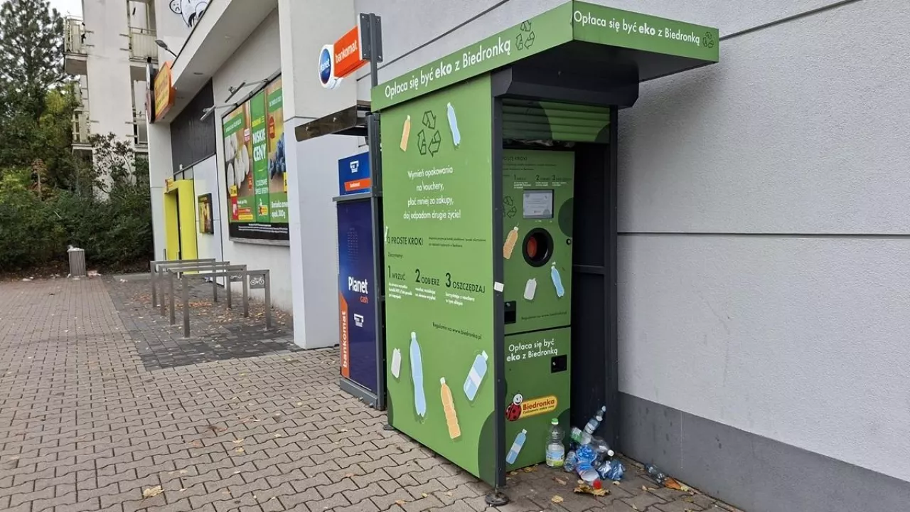 Recyklomat przy Biedronce (fot. wiadomoscihandlowe.pl)