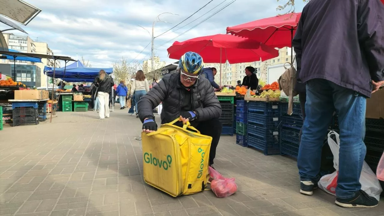 Na zdj. kurier Glovo w Kijowie (fot. Doroznik/Shutterstock)