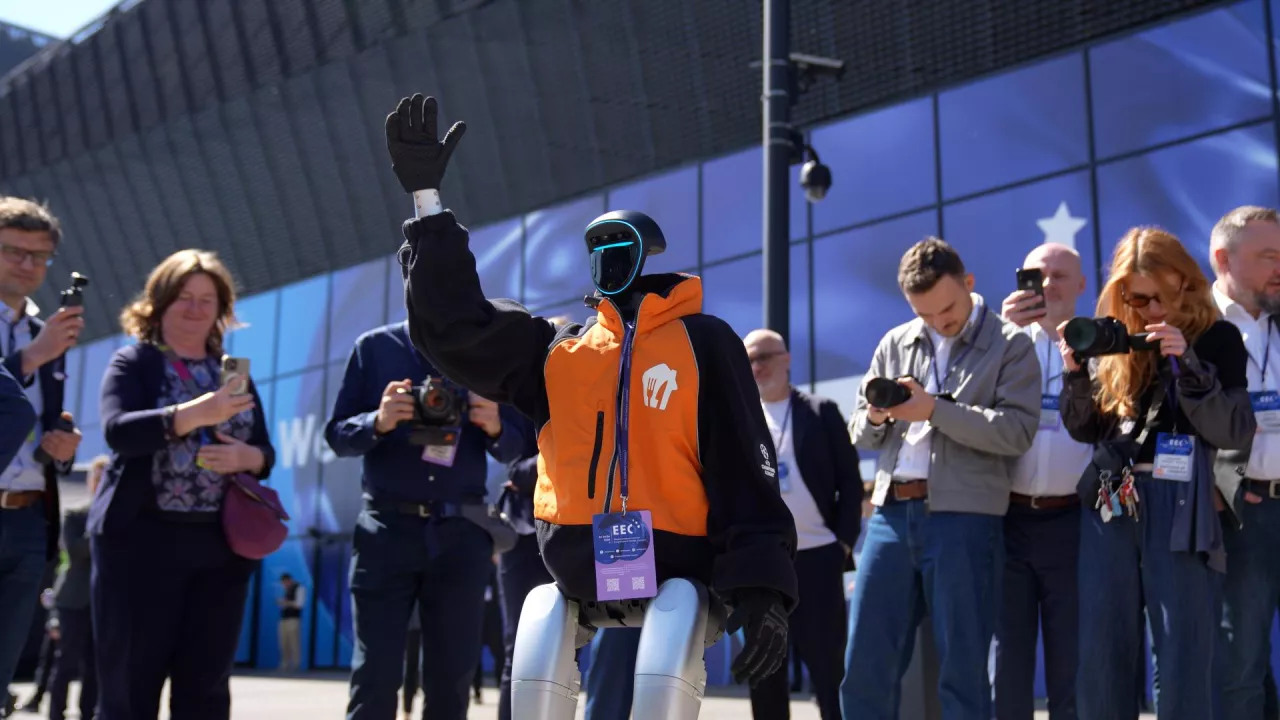 Robot humanoidalny Pysznek od Pyszne.pl dostarczył pizzę uczestnikom EKG w Katowicach (fot. mat. prasowe)