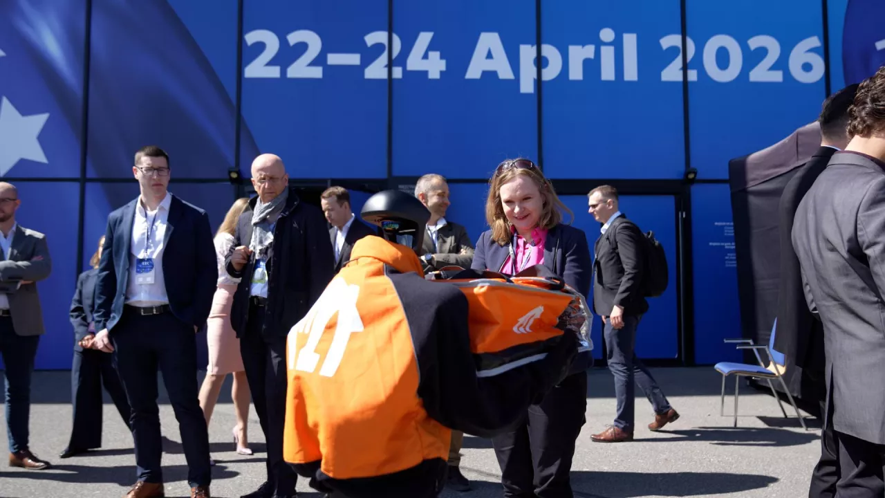 Robot humanoidalny Pysznek od Pyszne.pl dostarczył pizzę uczestnikom EKG w Katowicach (fot. mat. prasowe)