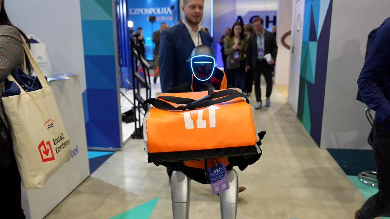 Robot humanoidalny Pysznek od Pyszne.pl dostarczył pizzę uczestnikom EKG w Katowicach (fot. mat. prasowe)