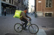Deliveroo i Uber Eats z zarzutami. NGO składają skargę