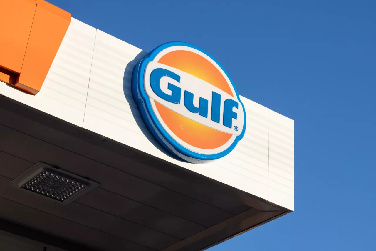 Logo stacji Gulf (fot. Shutterstock)