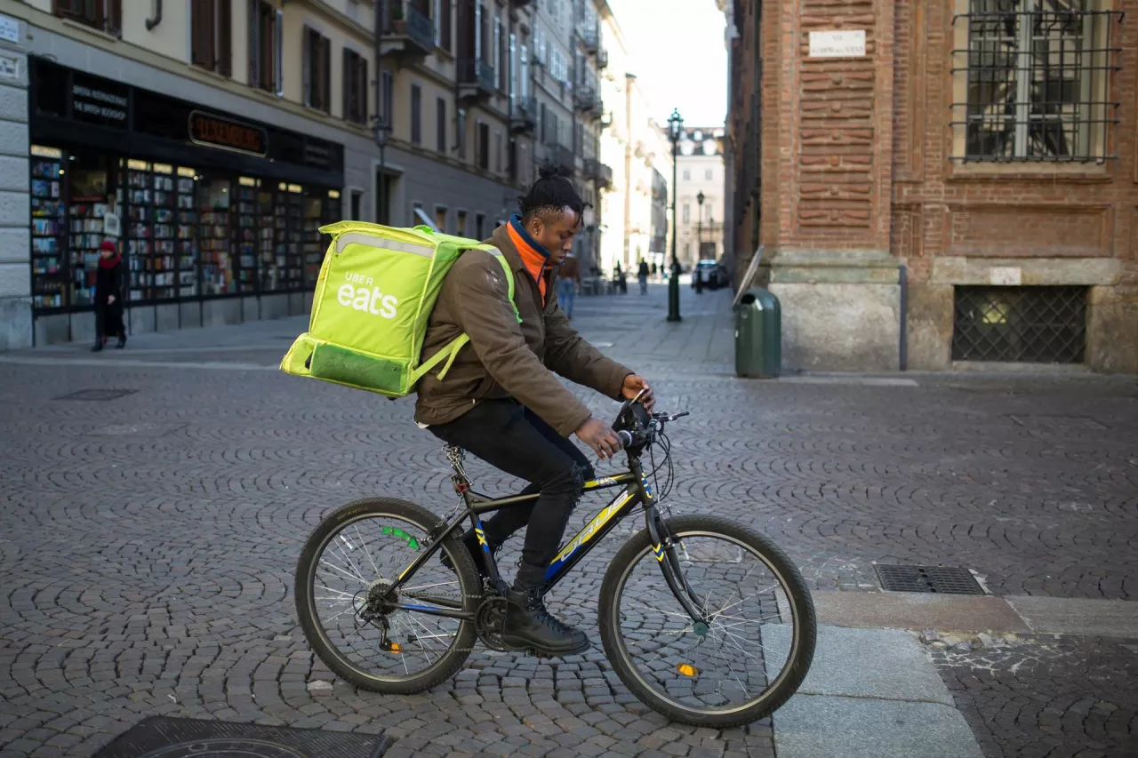 Deliveroo i Uber Eats z zarzutami. NGO składają skargę