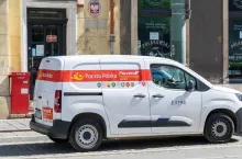 Poczta Polska planuje pozyskać przeszło 2,5 tys. pojazdów osobowo-dostawczych (fot. Shutterstock)