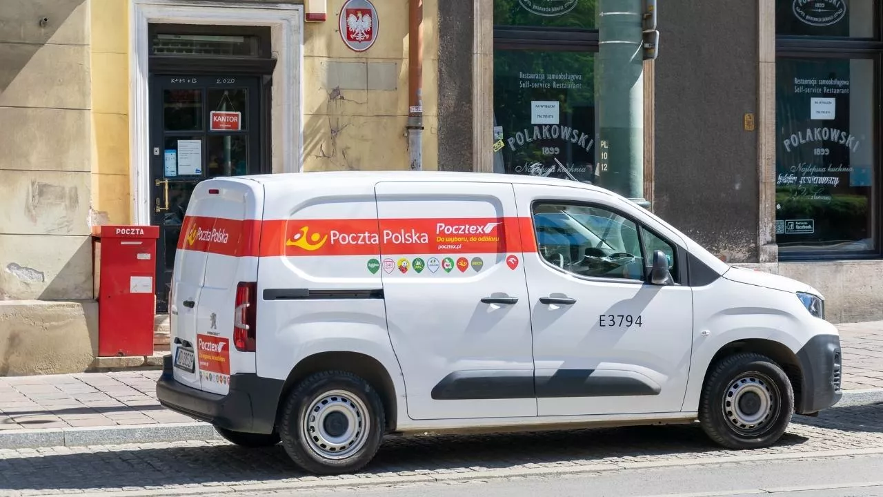 Poczta Polska planuje pozyskać przeszło 2,5 tys. pojazdów osobowo-dostawczych (fot. Shutterstock)